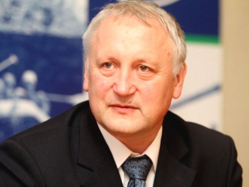 „Šiame amžiuje pastebimas skubėjimo fenomenas, kuomet žmonės sugeba sukoncentruoti dėmesį trumpesniam laikui, nei bet kada anksčiau. Kembridžo ir Oksfordo universitetų mokslininkai ištyrė, jog dabartiniams studentams yra daug sunkiau susikaupti paskaitų metu“, - sako Lietuvos sporto universiteto profesorius Albertas Skurvydas.