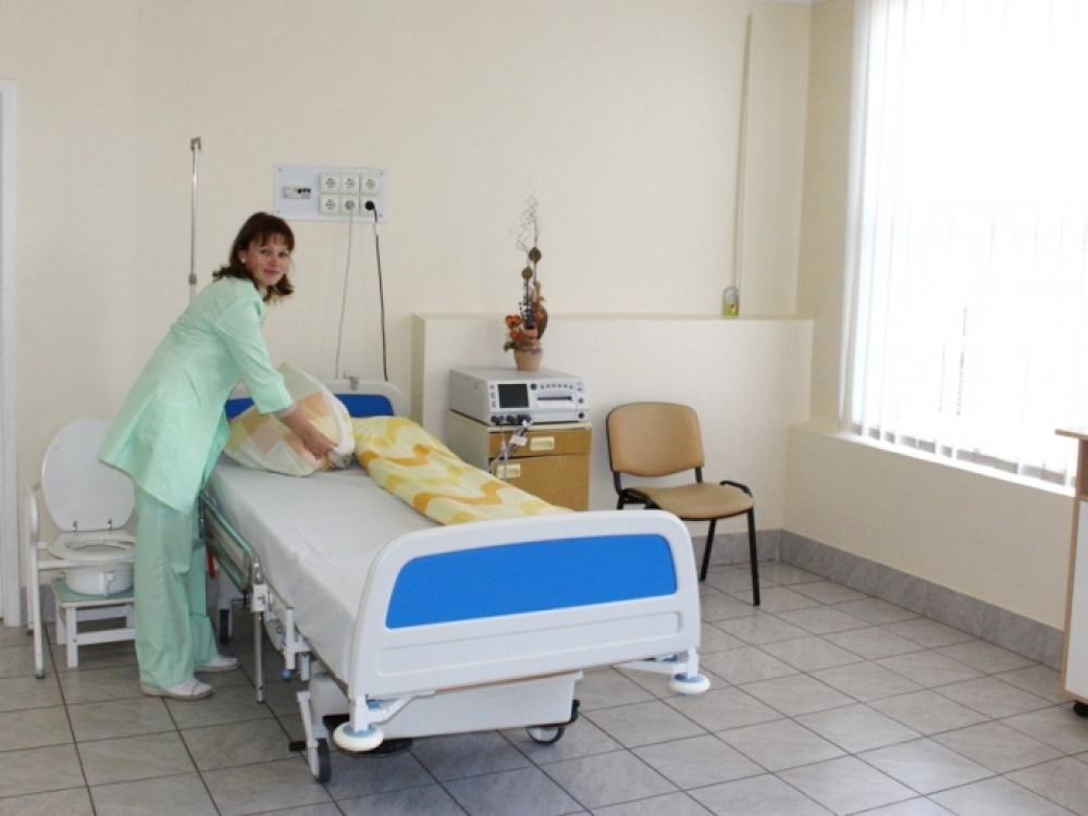 Kauno klinikinėje ligoninėje gimdyvės į palatas guldomos po vieną. Kiekviena šeima gauna atskirą kambarėlį, kad pirmomis dienomis galėtų mamai padėti tėtis, artimieji.