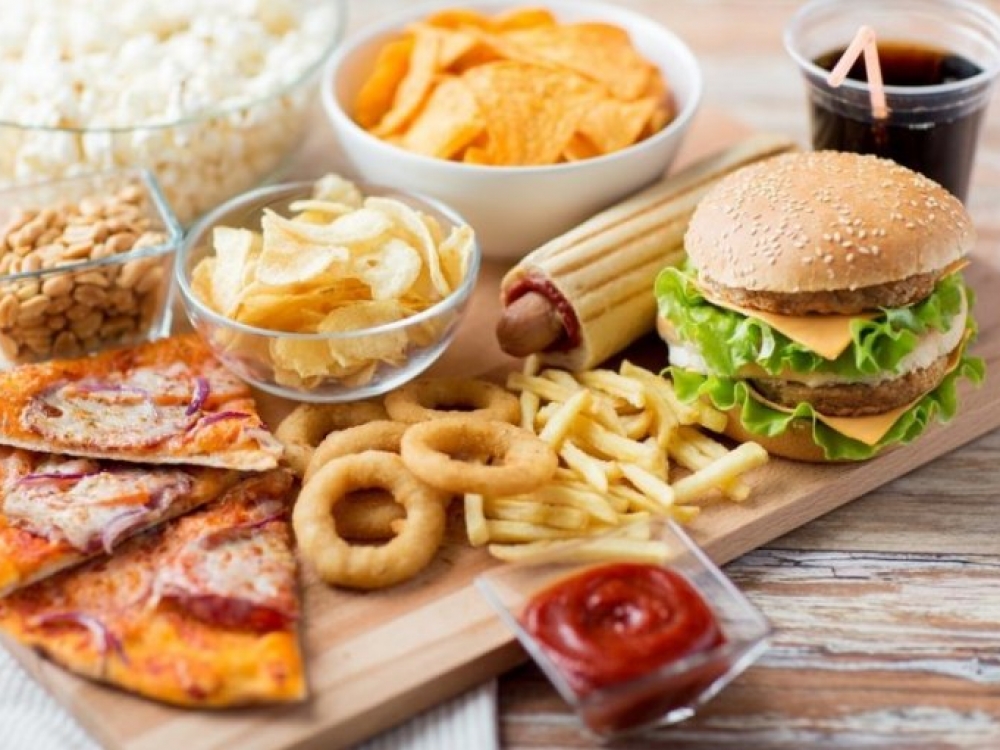 Sveikatai žalingų transriebalų daugiausia greitojo maisto restoranų patiekalų ir produktų asortimente, konditerijos gaminiuose, šaldytuose pusfabrikačiuose, spragėsiuose, traškučiuose ir margarine.