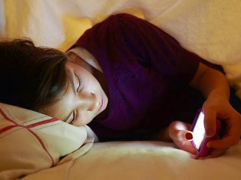 Tyrimas parodė, kad kas antras moksleivis turi miego problemų, nes naktimis per dažnai naudojasi išmaniuoju telefonu.