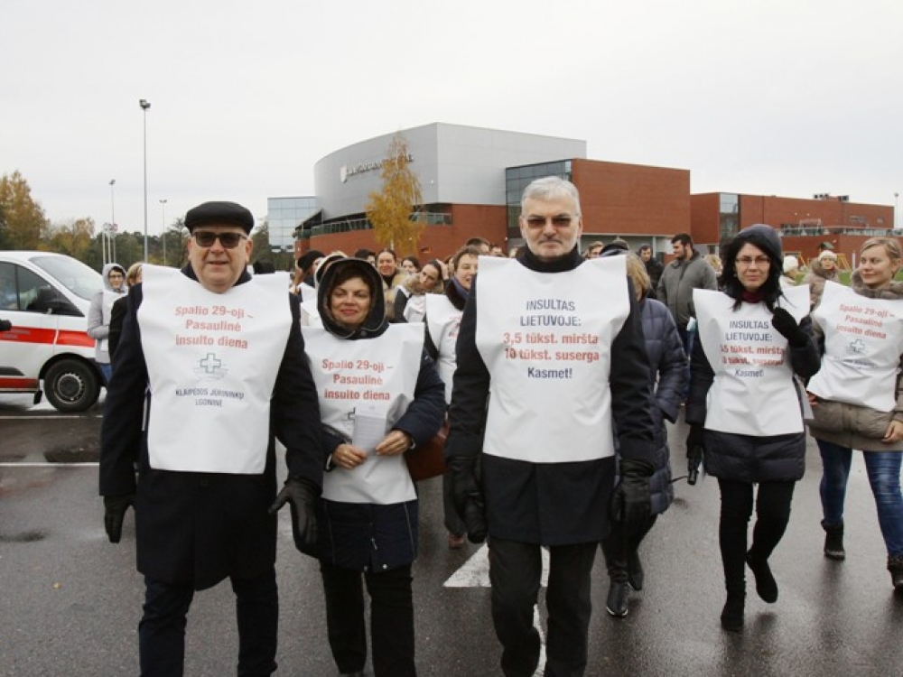 Minėdami Pasaulinę insulto dieną Klaipėdos jūrininkų ligoninės medikai, vadovaujami ligoninės vadovo prof. dr. Jono Sąlygos, studentai, su insultu jau susidūrę klaipėdiečiai praėjusią savaitę nuo prekybos centro „Studlendas“ leidosi į žygį iki Atgimimo aikštės, pakeliui dalindami skrajutes. 