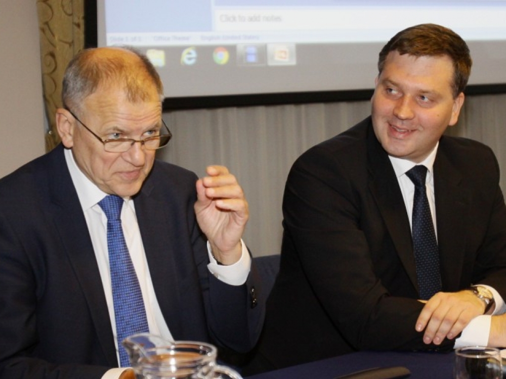 Pasak eurokomisaro Vytenio Povilo Andriukaičio antimikrobinio atsparumo problema visuomenei nėra gerai žinoma, nors kasmet ji vien Europoje nusineša daugiau nei dvidešimtis žmonių gyvybių. Pritardamas komisarui Valstybinės maisto ir veterinarijos tarnybos direktoriaus pavaduotojas, laikinai vykdantis direktoriaus funkcijas Deividas Kliučinskas teigia, jog tarnybos parengtame plane didesnį dėmesį numatyta skirti visuomenės informavimui.