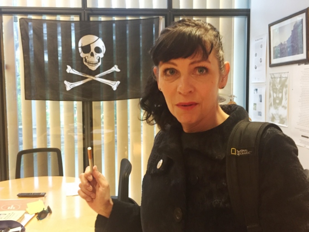 Piratų partijos įkūrėja Birgitta Jonsdottir - poetė, aktyvistė, programuotoja, buvusi „WikiLeaks“ aktyvistė ir organizacijos „International Modern Media Institution“ pirmininkė. Birgitta save apibūdina kaip „poelitikę“ – pusiau poetę ir politikę.