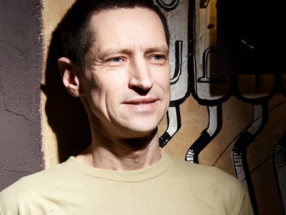 „Supratau, kas aš esu gyvenime, ką noriu daryti. Mano mokymo būdai yra šviesūs, pozityvūs. Negali būti tamsių jėgų garbinimo, nuo kurių aš jau pabėgau, todėl noriu padėti žmonėms eiti tuo pačiu sveikatingumo keliu“, - įsitikinęs panevėžietis Sigitas Grybas, kurį galima laikyti savotišku muzikos revoliucionieriumi, pradėjusiu elektroninės muzikos sklaidą Lietuvoje. Nuotr. RAdžgausko