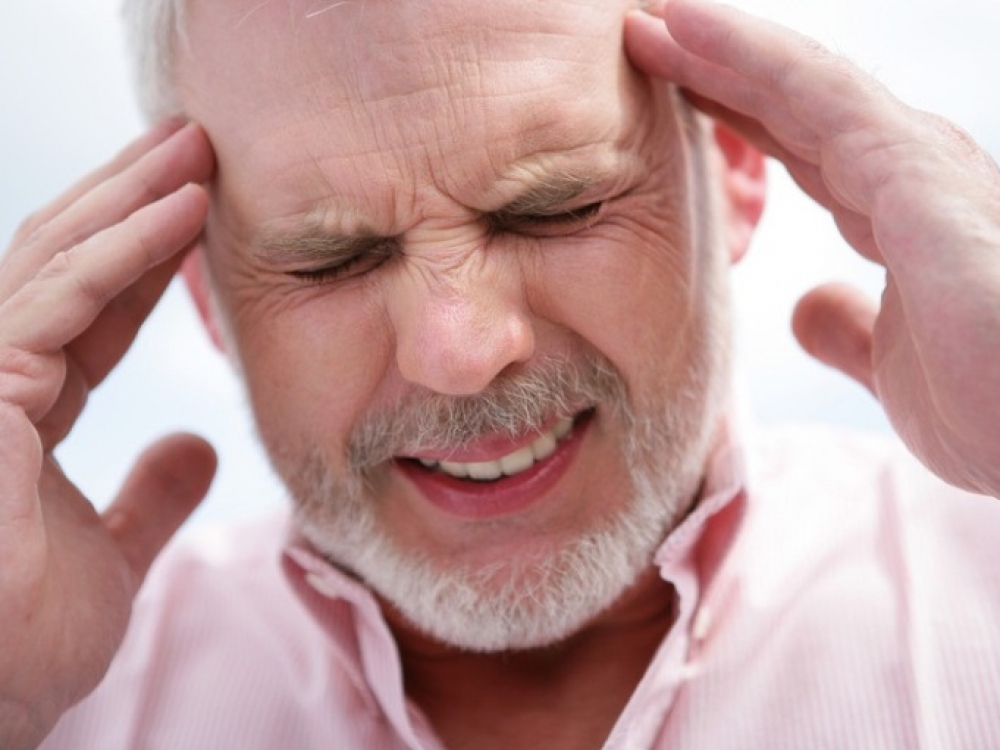 Migrena pasireiškia stipriu skausmu, kuris gali kartotis dideliu dažniu. Įprastas ligos dažnis: vienas skausmo priepuolis per mėnesį, tačiau esant lėtinei ligos formai, jų dažnis siekia nuo penkiolikos kartų per mėnesį.