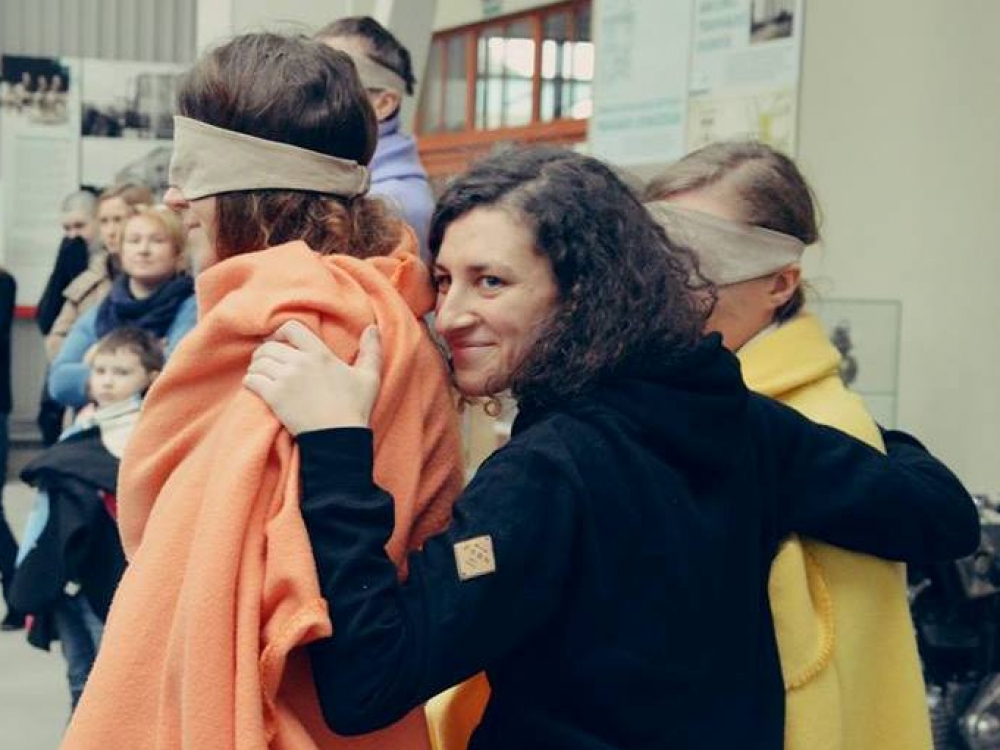 „Į regos negalią turinčių žmonių bendruomenę dėmesį atkreipiau ieškodama naujų teatro formų. Tai neatsitiko dėl gailesčio, o kilo iš smalsumo. Žinoma, tu negali nejausti empatijos, kuomet susipažįsti su tais žmonėmis, su jų gyvenimu. Supranti, koks skirtingas, bet kartu ir panašus, yra jų pasaulis“, - sako teatro režisierė Karolina Žernytė. „Pojūčių teatro“ nuotr.