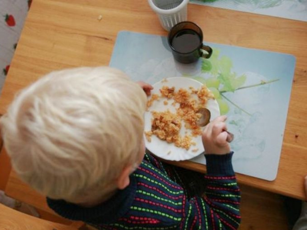 Valstybinės maisto ir veterinarijos tarnybos inspektoriai pastebi, kad tėvai vis aktyviau domisi, kaip ugdymo įstaigose maitinami jų vaikai, o šios atsižvelgia į jų pastabas. Būna, kad darželiai suderintus valgiaraščius keičia atsižvelgdami į tėvų pasiūlymus.