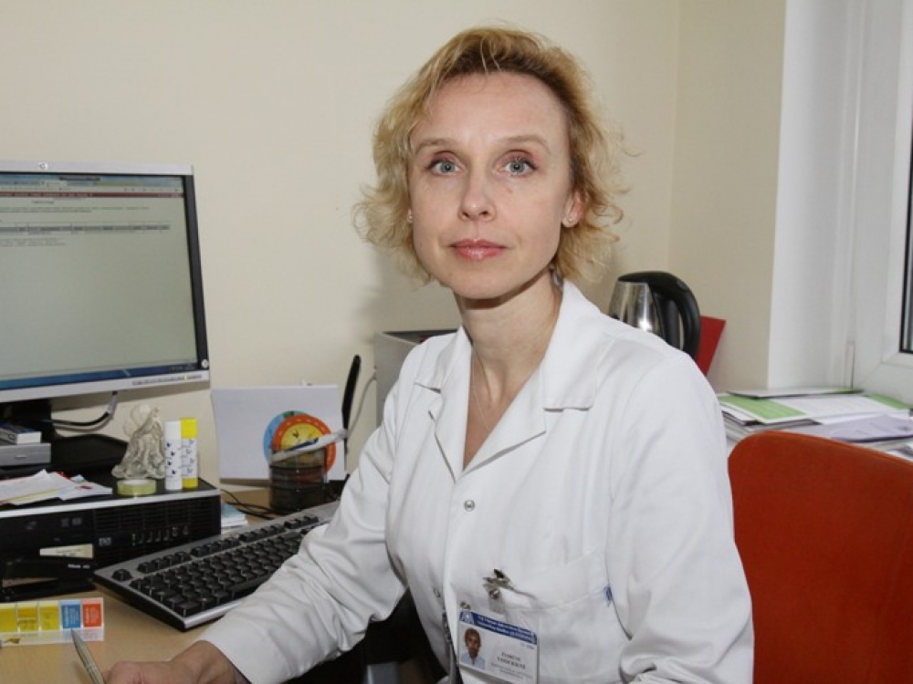 „Pacientų, sergančių ir diabetu, ir kitomis lėtinėmis ligomis, gydymas kainuoja dvigubai brangiau. Diabetas labai susijęs su kardiovaskuline patologija. Sergantieji diabetu dažniau miršta nuo šių ligų, juos dažniau ištinka insultas, infarktas. Tai viena pagrindinių ligų, kuri padvigubina gydymo kaštus“, - sako Vilniaus universiteto ligoninės Santariškių klinikų Endokrinologijos centro vadovė, gydytoja endokrinologė dr. Žydrūnė Visockienė.