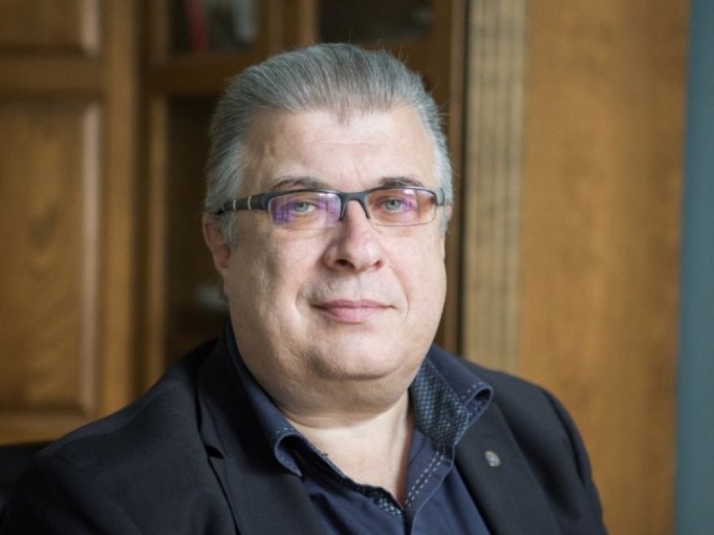 Kalbininkas ir Vilniaus universiteto Filologijos fakulteto dekanas A.Smetona tikina, kad kai kurie žmonių pasiūlyti terminai nelegaliam alkoholiui apibūdinti išsiskiria šmaikštumu, tačiau rodo, kad piliečiai supranta šio gėrimo keliamas grėsmes sveikatai.