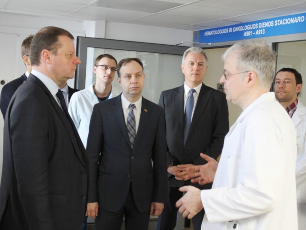 Premjeras Saulius Skvernelis ir sveikatos apsaugos ministras Aurelijus Veryga lankėsi Vilniaus universiteto ligoninės Santariškių klinikose.