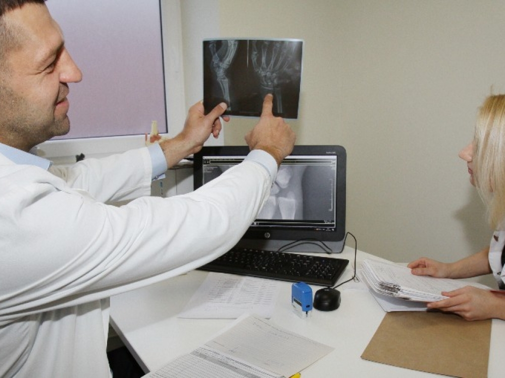 Traumas patyrusiems pacientams pirmiausia pagalba suteikiama Skubiosios pagalbos skyriuje. Vėliau, maždaug po dešimties dienų, tas pats traumatologas, kuris pacientą priėmė pirmą kartą, tęsią jo gydymą. 