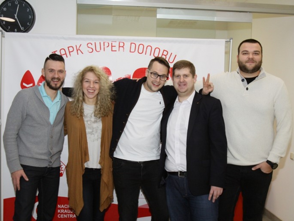 Justas Černiauskas (nuotraukoje antras iš dešinės) antrą kartą savanoriškai inicijavo neatlygintinos kraujo donorystės akciją, prie kurios prisijungė ne tik vaikino bičiuliai, bet ir žinomi visuomenėje žmonės. Nacionalinio kraujo centro specialistų teigimu, Justo iniciatyva buvo pačiu tinkamiausiu laiku, kai kraujo komponentų labai trūksta. 