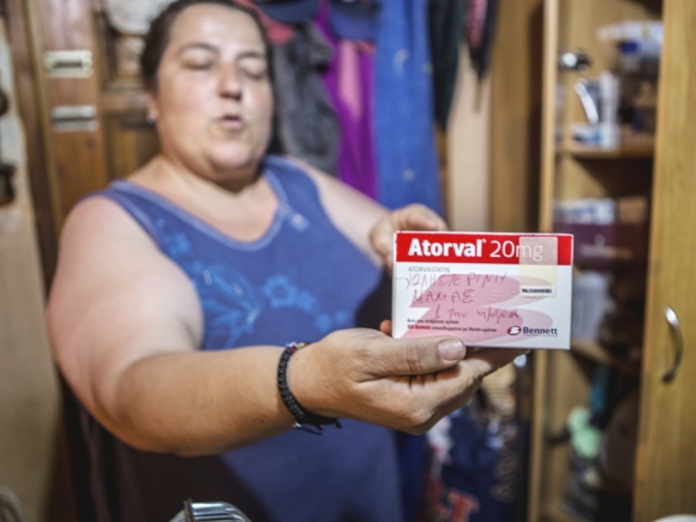 „Šiuo metu vaistininkui mes esame skolingi du šimtus eurų. Todėl skolinuosi vaistus iš mamos, bet esu priversta taupiai apskaičiuoti dozę. Kartais padalinu vieną tabletę, kitomis dienomis išvis neišgeriu vaistų“, - pasakoja graikė Vasiliki Katsoula. 48-erių metų moteris serga depresija, neturi darbo ir yra pasiekusi skurdo slenkstį.