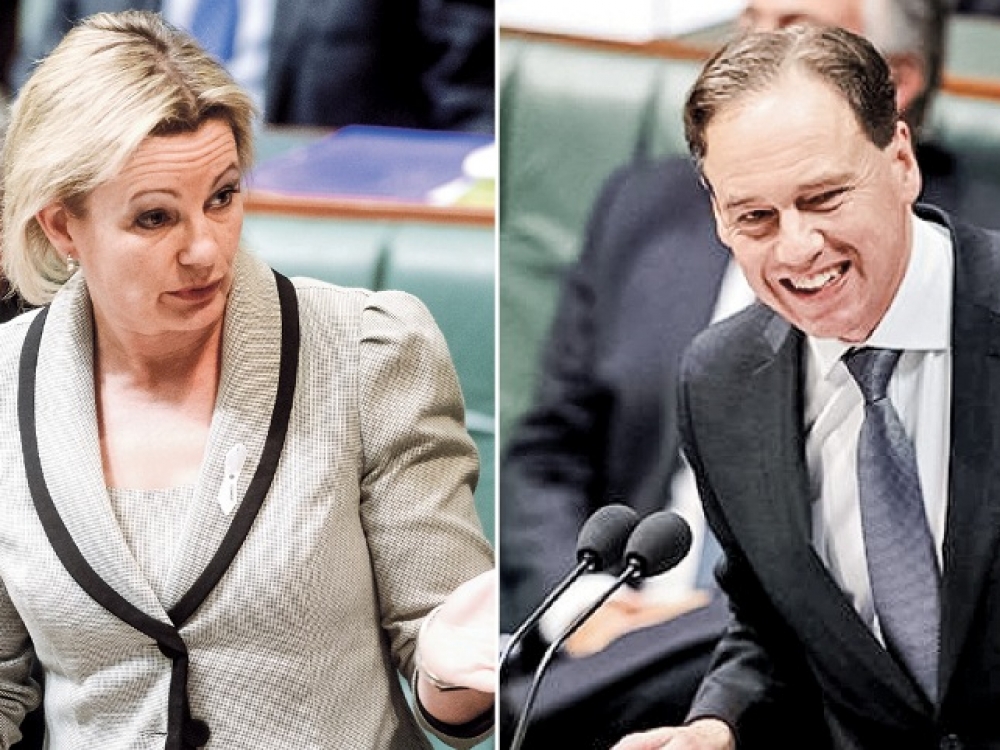 Australijos Ministrų kabinetas pertvarkytas po to, kai buvusi sveikatos apsaugos ministrė Sussan Ley atsistatydino atskleidusi, jog už mokesčių mokėtojų pinigus ne kartą ir ne du keliavo į kurortinį Gold Kosto miestą. Naujuoju ministru tapo Greg Hunt. Tiesa, kai kurie politikos apžvalgininkai nemano, kad jis bus geras sveikatos apsaugos ministras, kadangi būdamas aplinkos ministru neparodė jokių ypatingų gebėjimų.