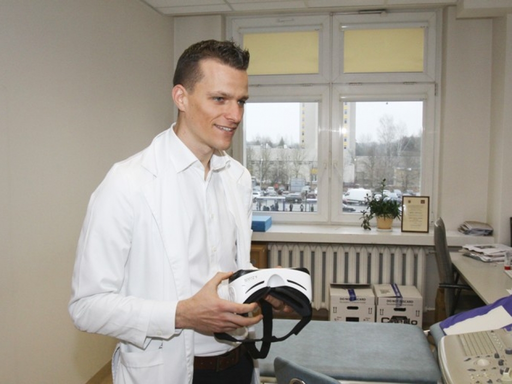 Lietuvos medikai kartu su išmaniųjų technologijų specialistais sugalvojo, kaip pritaikius virtualios realybės akinius gydyti gerybinis paroksizminis pozicinis galvos svaigimas. „Pasirašėme bendradarbiavimo sutartį ir Santariškių klinikose bei Londono universitete pradėsime klinikinį tyrimą. Jeigu tyrimų rezultatai pasitvirtins, virtualios realybės akiniai su specialia programėle turi potencialo būti plačiai pritaikyta klinikinėje praktikoje“, – tikina R.Masiliūnas.