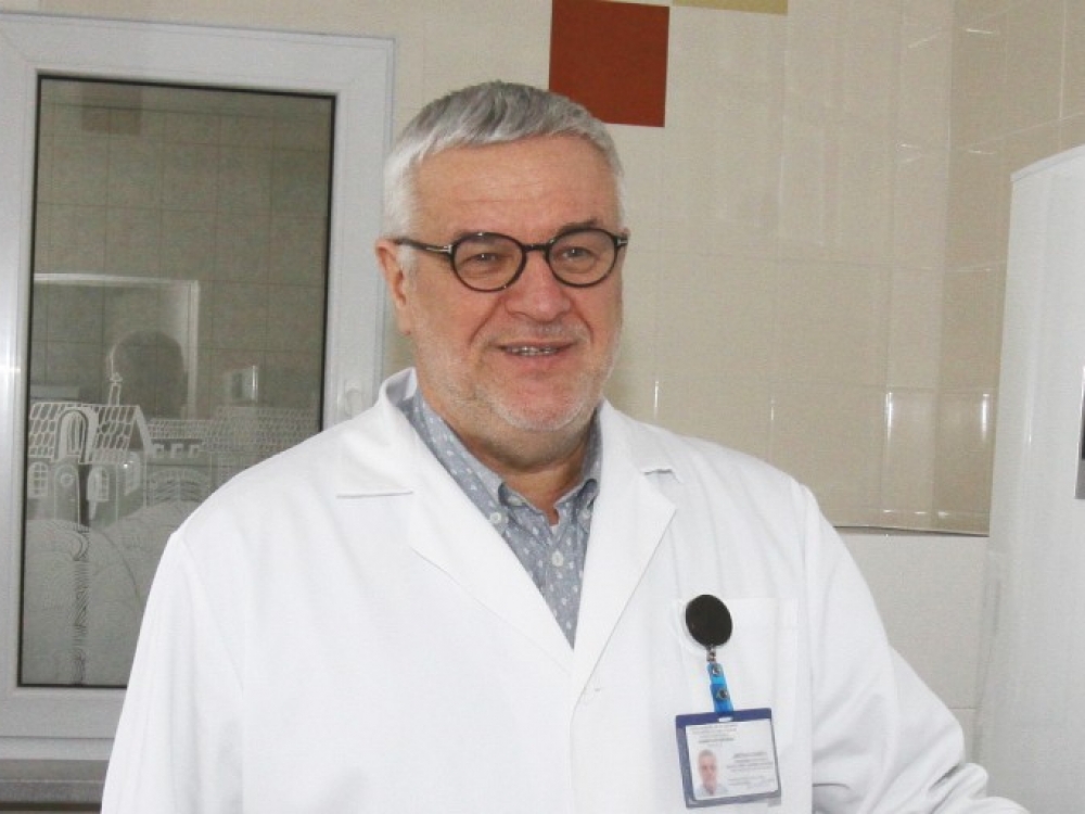 „Apie banko, kuriame pagal visus standartus būtų surenkamas ir saugomas patikrintų donorių pienas, atidarymą galvojome mažiausiai penkiolika dvidešimt metų. Tačiau įgyvendinti idėją ne taip lengva – reikia nemažų investicijų, specialios įrangos. Taigi reikėjo subręsti“, - sako VUL Santariškių klinikų filialo Vaikų ligoninės Neonatologijos centro vadovas dr. Arūnas Liubšys.