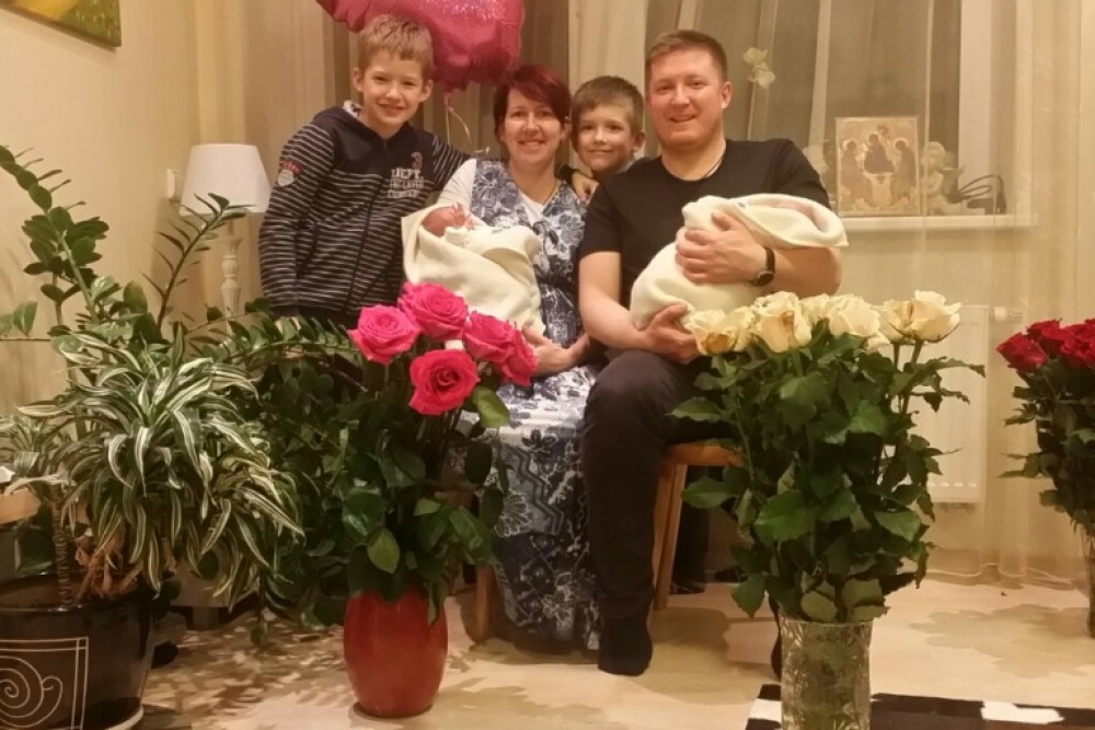 Nuotraukoje pacientė su šeima – vyras, du vyresni vaikai ir dvynukės.