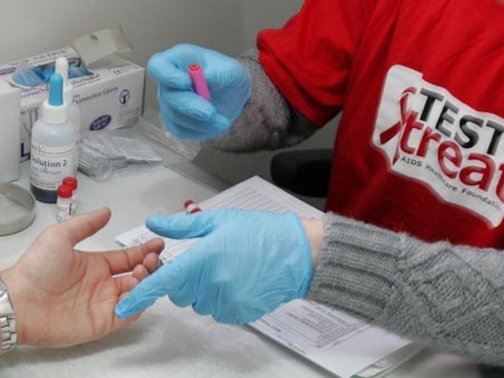 Valstybinei akreditavimo sveikatos priežiūros veiklai tarnybai, kuri gavusi skundą iš Užkrečiamųjų ligų ir AIDS centro, uždraudė asociacijai „Demetra“ dalinti ŽIV nustatymo testus. Tad nuo šiol nemokamai pasitikrinti dėl ŽIV, ypač neturintiesiems sveikatos draudimo, galimybių praktiškai nėra.