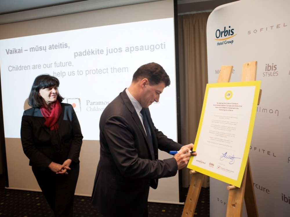 Baltijos šalyse galiosiantį dokumentą pasirašė „Paramos vaikams centro“ pirmininkė Audra Juodeškienė ir viešbučių tinklo atstovo „Orbis Group“ valdybos pirmininkas bei generalinis direktorius Gilles Clavie.