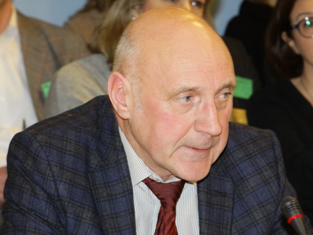 „Siūlymas, kurį pateikia SAM, buvo mėgintas derinti su kitomis institucijomis, tačiau išvados ministerijai nebuvo palankios.  Dauguma institucijų rekomendavo tokio siūlymo nepriimti, nes jis nerealistiškas, kurstantis nepagrįstus pacientų lūkesčius ir iš esmės nesprendžia problemos, o priešingai, apsunkina reikiamų vaistų prieinamumą didžiajai daliai pacientų“, – pastebi VGA direktorius, farmacijos daktaras Albertas Bertulis.