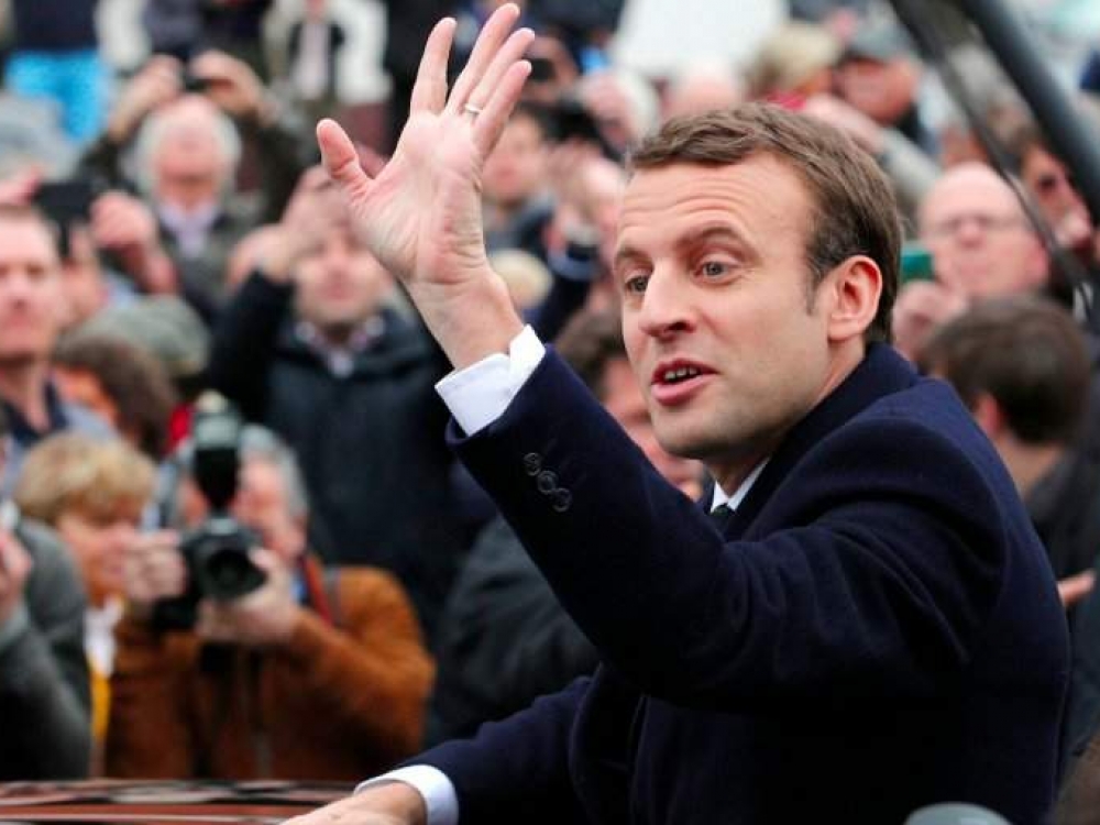 Realesniu kandidatu į Prancūzijos prezidento postą įvardijamas Emmanuelis Macronas nori, jog būtų visiškai kompensuojama tam tikra sveikatos priežiūra. Jo nuomone, žmogus, sergantis lėtinėmis ligomis, turintis klausos ar regos sutrikimų, privalo gauti valstybės kompensuojamą sveikatos priežiūrą. Jis taip pat planuoja, kad iki 2022 metų dantų gydymo paslaugos irgi bus teikiamos nemokamai.