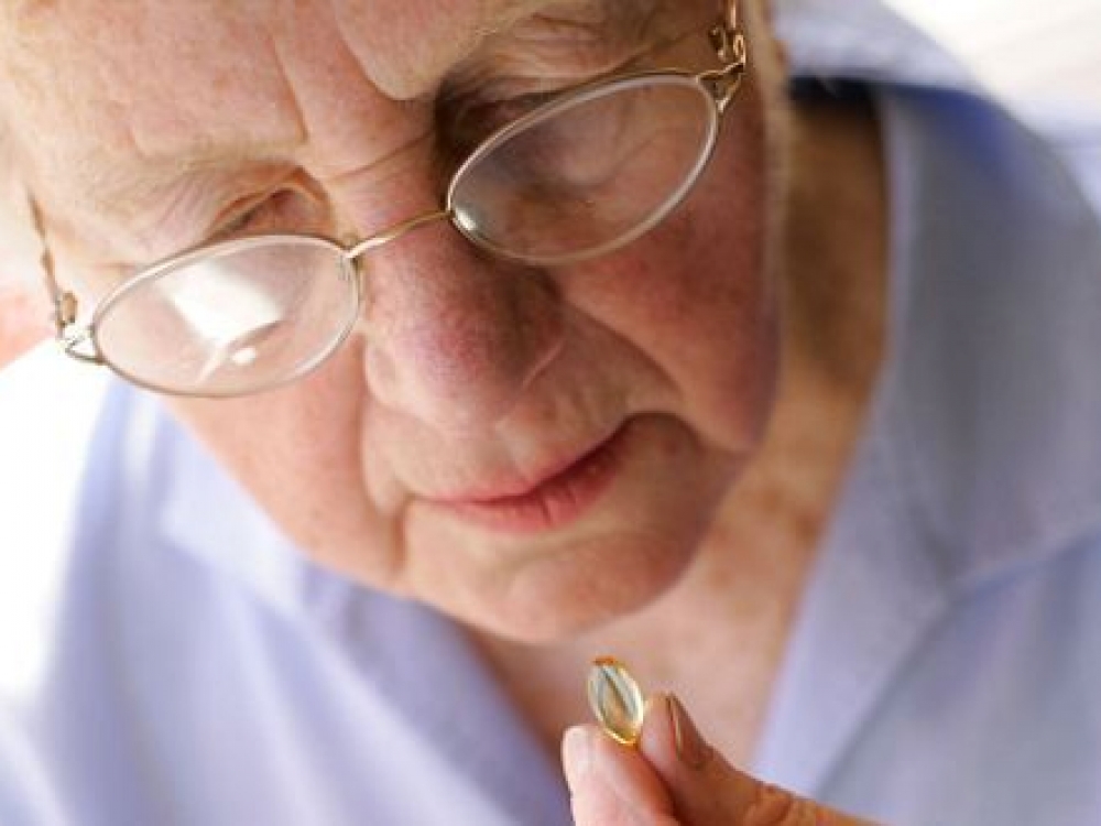 Adekvatus vitamino D papildų vartojimas gali padėti palengvinti senėjimo padarinius. Tai padėtų stabdyti osteoporozę, širdies kraujagyslių, pažintinės veiklos sutrikimų, depresijos ir kitų ligų formavimąsi, gerinti gyvenimo kokybę ir funkcinį pajėgumą, mažinti priešlaikinį mirtingumą. 