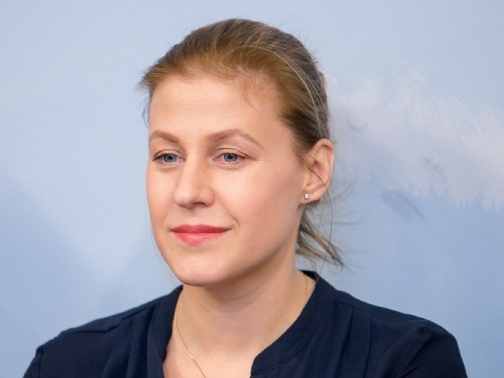 „Pagal valdžios reikalavimus, keturiems šimtams šiuo metu kompensuojamųjų vaistų kainas reikia sumažinti daugiau nei 50 procentų. Nerimaujame, kad nors šiuo metu valdžios atstovai prašo mūsų nesikišti ir palaukti galutinio sąrašo, jau po mėnesio pacientams vaistinėse vartojamus vaistus gali tekti pirkti ne pigiau, kaip žadama, o gerokai brangiau, nes vaistams neliks kompensuojamos dalies ir, negana to, prisidės 21 proc. PVM“, - teigia Lietuvos vaistinių asociacijos valdybos pirmininkė Kristina Nemaniūtė-Gagė.