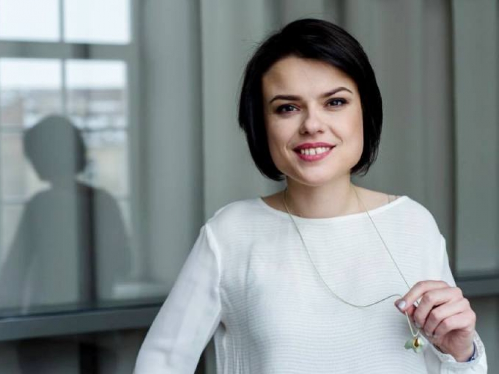 Konferencijos sumanytoja marketingo specialistė Aistė Košienė teigia, kad daugumai moterų būdinga baimė pradėti, nepasitikėjimas savimi ir savo idėjomis, savikritika, tačiau padariusios pirmą žingsnį moterys jau gali gauti gerą pastūmėjimą, pradėti ugdytis naujus įpročius, įsiklausyti į save, sulaukti palaikymo ir sustiprėti.