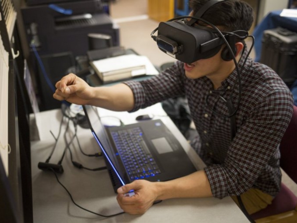 Virtualios realybės technologijos jau yra ir plačiau naudojamos medicinoje. Kai kuriose valstybėse medicinos studentai gali mokytis atlikti operacijas būtent su VR akiniais. Tokiu būdu jiems nėra reikalingas tikras pacientas ar manekenas. Visą operaciją jie atlieka virtualioje realybėje užsidėję VR akinius. 