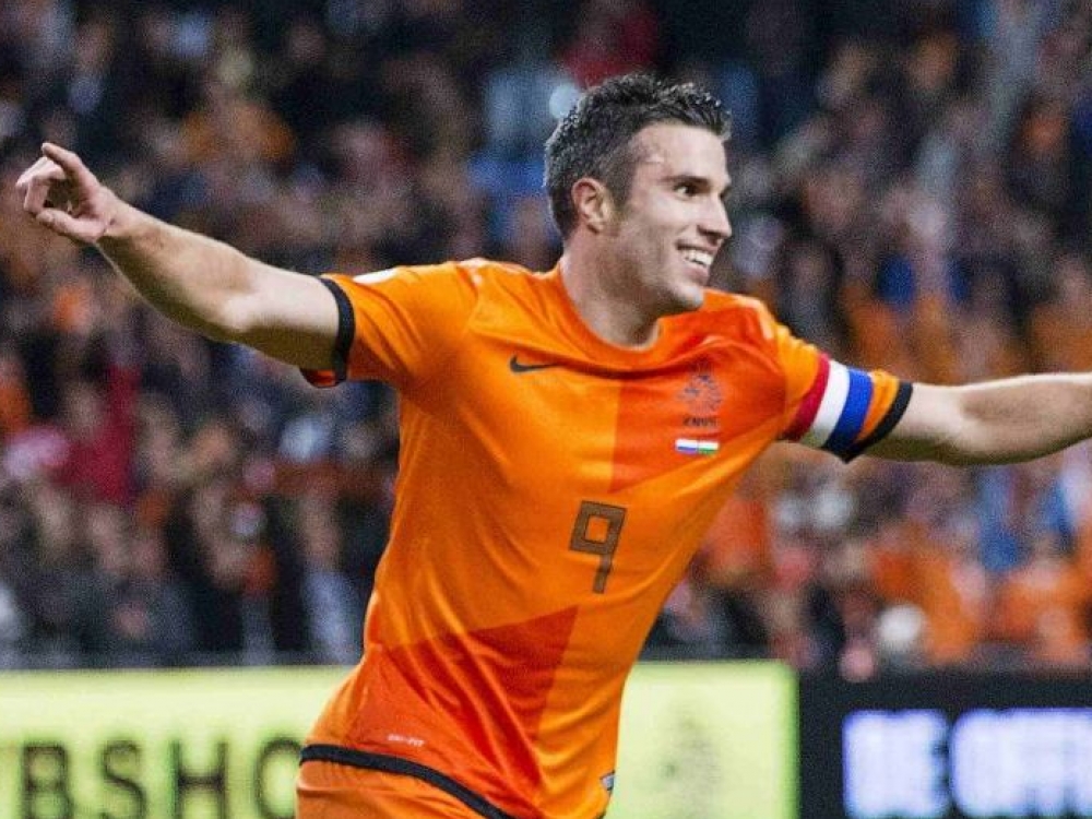 Kad greičiau pasveiktų po patirtų traumų dabar vykstančiame pasaulio futbolo čempionate skrajojančiu olandu pramintas „oranžinės“ rinktinės narys Robinas van Persie nevengia kreiptis ir į žiniuonius.