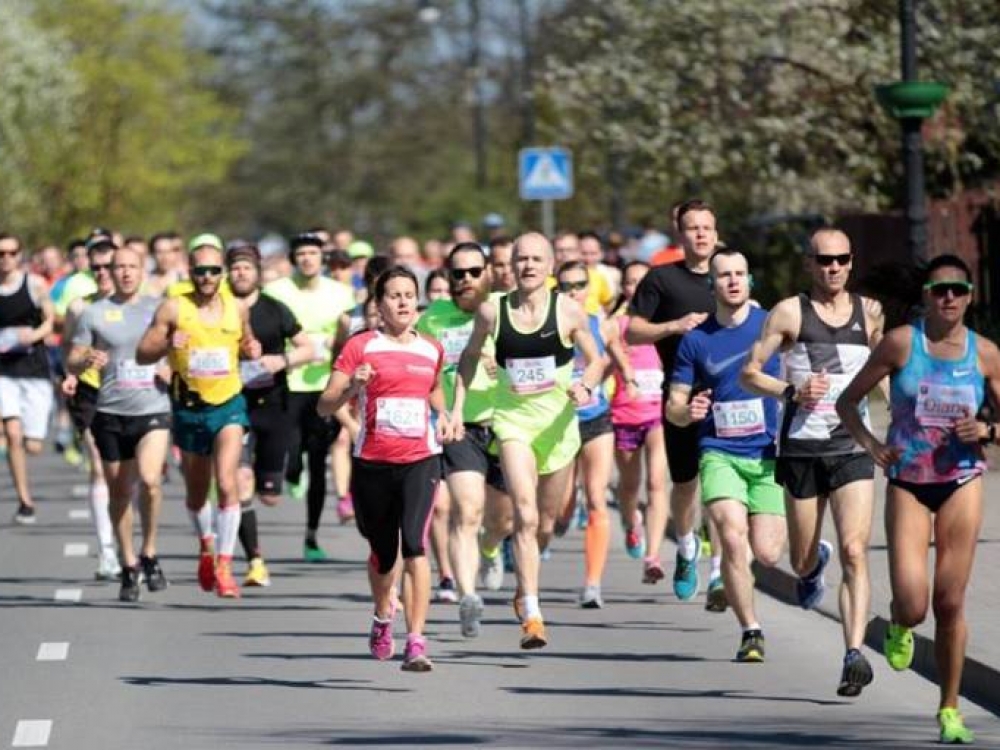 Pagrindinėje Trakų pusmaratonio distancijoje – 21,097 km rungtyje – varžėsi per 400 dalyvių. 