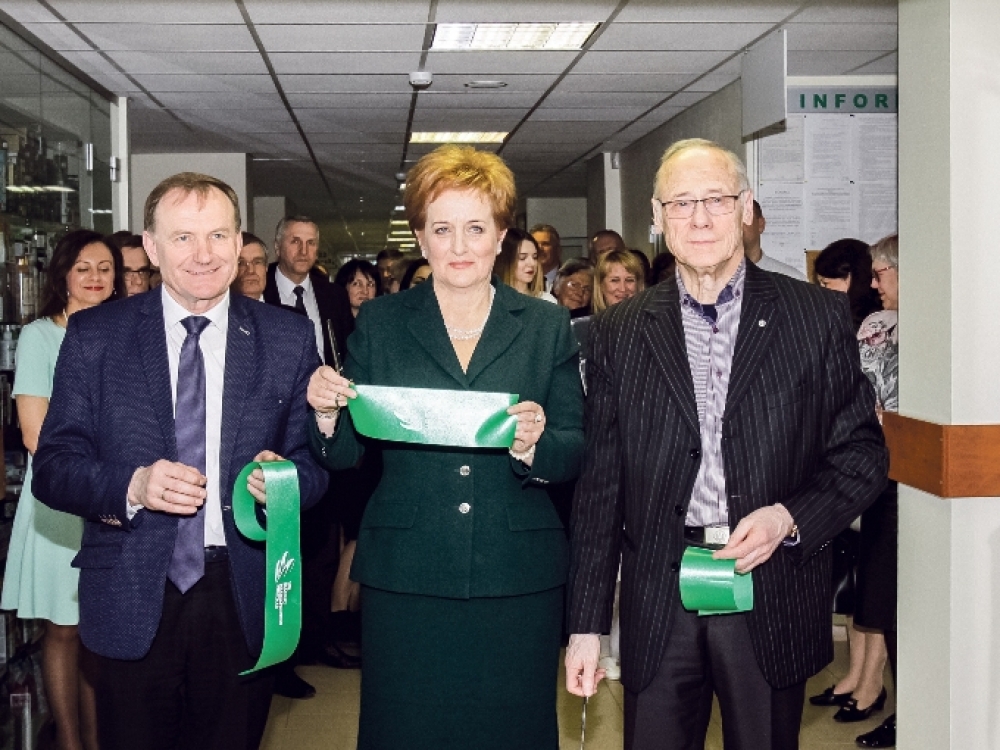 Perkerpant juostelę Šiaulių reabilitacijos centro direktorei Irinai Jazdauskaitei-Uščiauskienei talkino Šiaulių miesto savivaldybės administracijos direktorius Antanas Bartulis (kairėje) ir buvęs Šiaulių miesto meras Vytautas Juškus, kuris yra daug prisidėjęs prie įstaigos išsaugojimo bei puoselėjimo.
