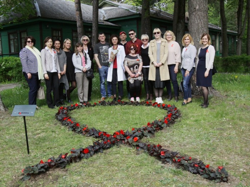 Raudono kaspino formos gėlynas VU Santaros klinikų infekcinių ligų ir tuberkuliozės ligoninės kiemelyje skiriamas medikams, kurie rūpinasi ŽIV sergančiais pacientais.