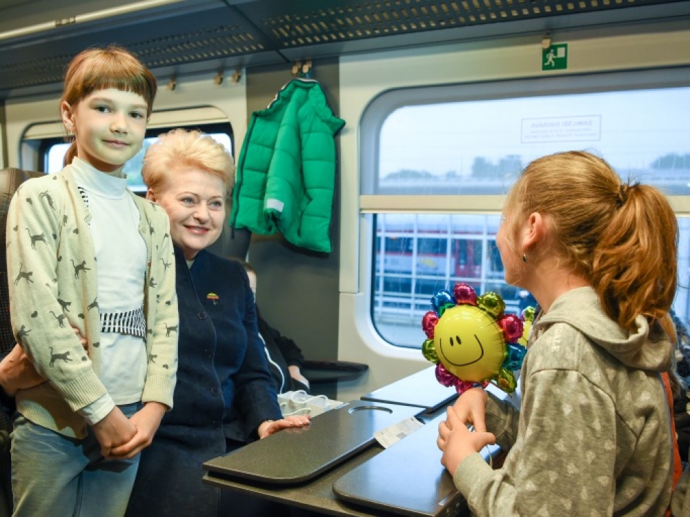 Prezidentė dalia Grybauskaitė paskelbė iniciatyvos „Padovanok vaikui vasarą“ pradžią. Prezidentūros kanceliarijos nuotr./R.Dačkus
