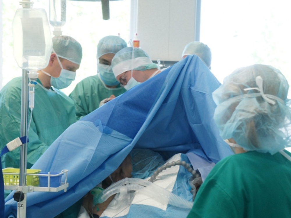 Respublikinės Šiaulių ligoninės Anestezijos-operacijų skyriaus operacinėje atlikta pirmoji peties sąnario keitimo operacija moderniu prancūzų gamybos anatominiu endoprotezu. 
