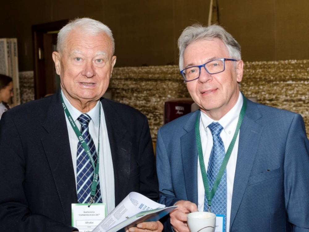 VU ligoninės Santaros klinikų Infekcinių ligų centro vadovas, Lietuvos infektologų draugijos pirmininkas (LID) prof. habil. dr. Arvydas Ambrozaitis (dešinėje) ir draugijos vicepirmininkas prof. Alvydas Laiškonis džiaugėsi, kad į konferenciją pavyko sukviesti lektorius iš Londono, Rygos, Helsinkio, Malmės bei Ženevos.