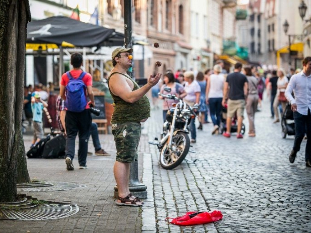Nors lietuviai savo savijautą vertina geriausiai, iš trijų Baltijos šalių labiausiai linkę skųstis skausmu. Į klausimą, su kuo gi apie jį kalbasi, atsakė, jog dažniausiai su vyresnio amžiaus giminaičiais ar artimaisiais. 