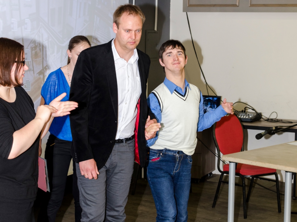 Dienos centro „Vilties akimirka“ lankytojas Franekas Suchodolskis (nuotr. dešinėje) perskaitė kreipimąsi susirinkusiems, norėdamas gauti asmeninio asistento paslaugą