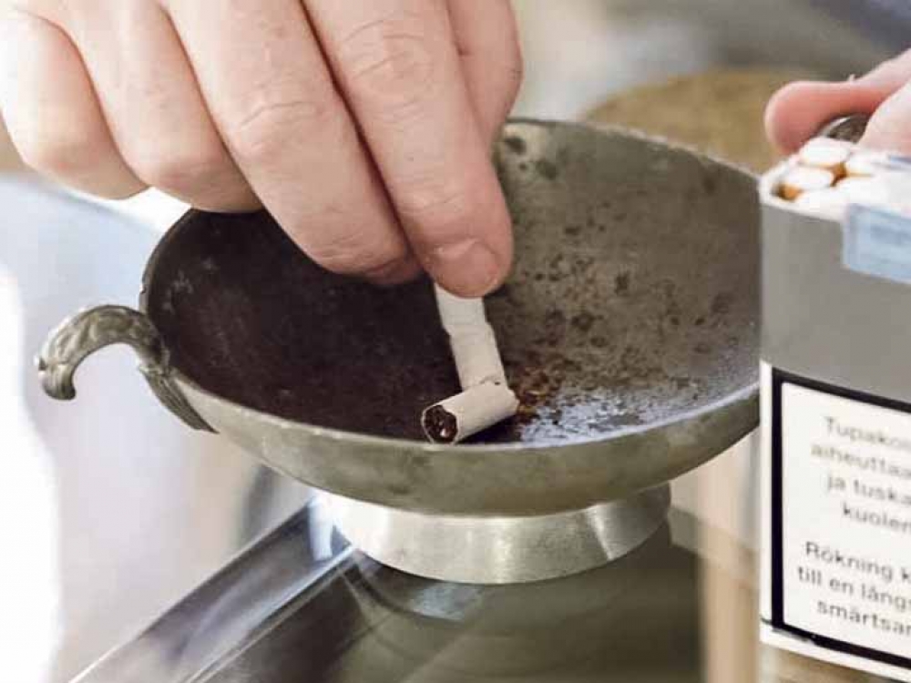 Suomijoje nuo rūkymo priklausomų žmonių nuolat mažėja jau ne vieną dešimtmetį. Įtakos tam turi įvairios priemonės – tiek draudimas reklamuoti cigaretes ir jas parduotuvėse eksponuoti vitrinose, tiek didėjantis skaičius viešų erdvių, kuriose draudžiama rūkyti.