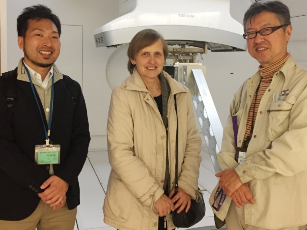  Laimėjusi didžiuliame kasmet Japonijos mokslo skatinimo agentūros skelbiamame konkurse prof. Diana Adlienė stažavosi Tokijo technologijų institute. Nuotraukoje – su kolegomis Tokijo technologijų instituto dr. Mikio Shimada (kairėje) ir Japonijos Nacionalinis radiologijos mokslų instituto dr. Naruhiro Matsufuji.