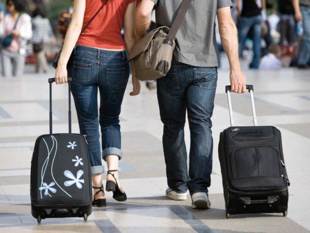 Pasigauti tymų virusą ypač išauga rizika keliaujantiems žmonėms. Taigi prieš perkant kelionės bilietą išties pirmiausia reikėtų pasirūpinti skiepais. Kiek laiko likus iki kelionės reikėtų tai daryti? Minimaliai prieš porą savaičių. Tačiau jei žmogus buvo skiepytas, užteks vienos dozės, kitu atveju prireiks dviejų.