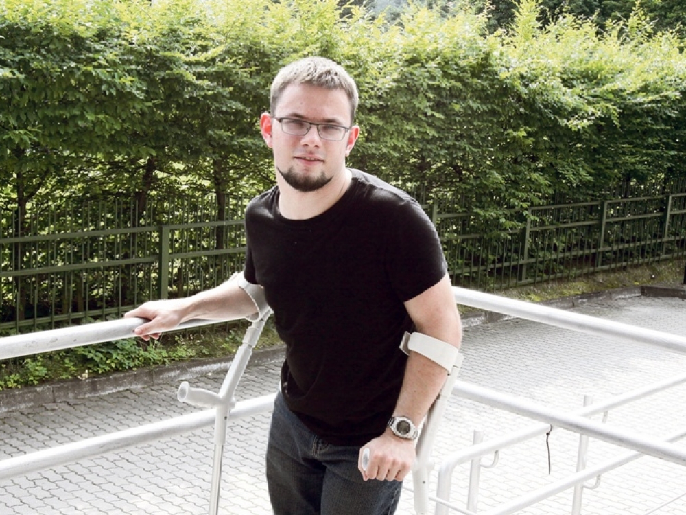 Studijavau valstybės finansuojamoje vietoje, tad pateikęs tris prašymus, gavau tris išmokas. Pirmoji – iš Neįgaliųjų departamento kasmėnesinė išmoka specialiesiems poreikiams tenkinti, antroji – socialinė stipendija, kurią skiria Valstybinis studijų fondas, trečioji – Europos Sąjungos struktūrinių fondų tikslinė išmoka studijų prieinamumui gerinti. Yra ir daugiau įvairių kompensacijų, todėl negalią turinčius jaunus žmones raginu studijuoti“, – sako M.Geležauskas.