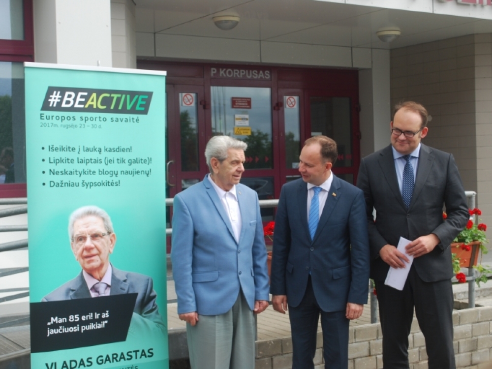 Šiemet akcijos „Beacitve“ ambasadoriumi tapęs Vladas Garastas (kairėje) mano, kad valstybė žmonių sveikatinimui skiria per mažai dėmesio. Nuotr. greta – sveikatos apsaugos ministras Aurelijus Veryga ir laikinasis Valstybinės ligonių kasos vadovas Aurimas Baliukevičius.