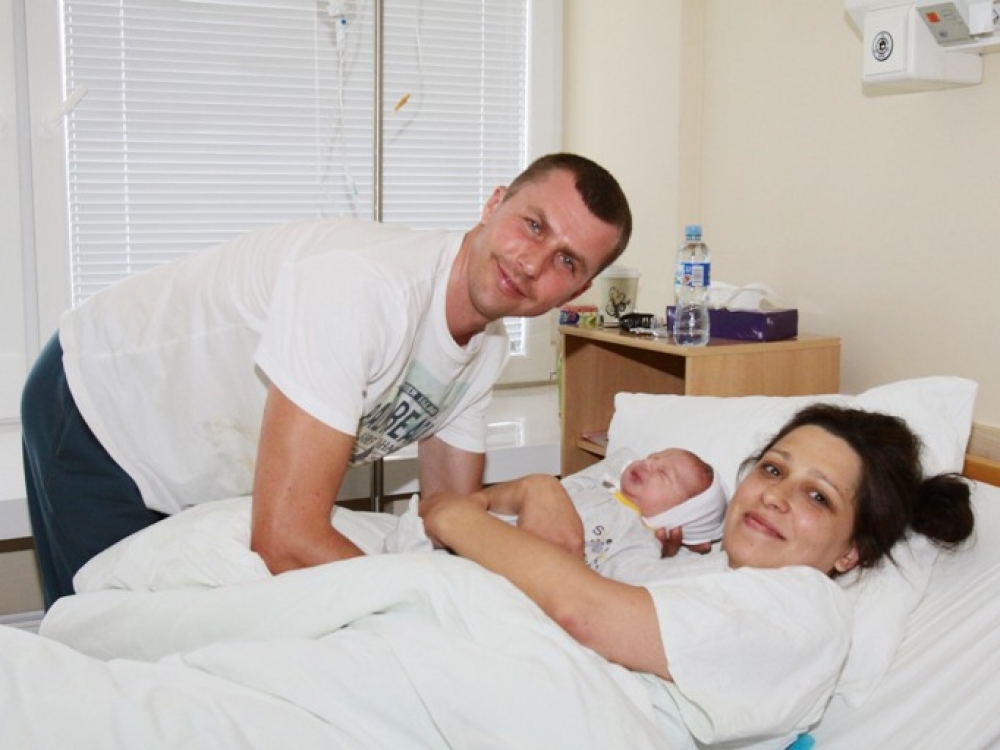 Rolandas ir Asta, sūpuojantys sūnų, sako, kad net ir nežino, kaip atsidėkoti medikams už tai, kad šiandien turi vienas kitą ir kad visi sveiki. O Rolandas džiaugiasi, kad net ir vidury nakties, tiksliau, paryčiais kolegoms į pagalbą, gimdymui pasisukus ne taip, kaip planuota, atskubėjo ir skyriaus vedėja. 
