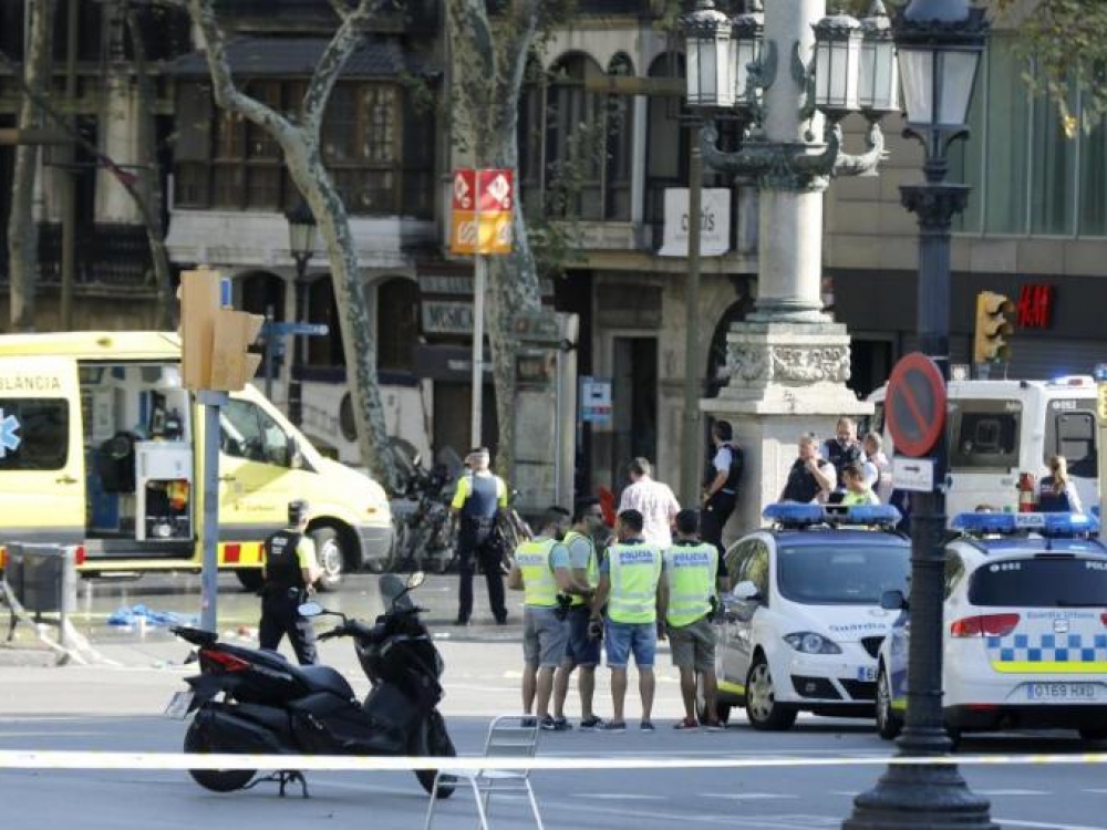 Pareigūnai skelbia, kad teroristinis išpuolis siejamas su ataka, ketvirtadienį įvykdyta Barselonoje, kai vyras autobusiuku įvažiavo į minią pėsčiųjų „Las Ramblas“ aikštėje. 13 žmonių žuvo, daugiau nei 100 buvo sužeisti. 