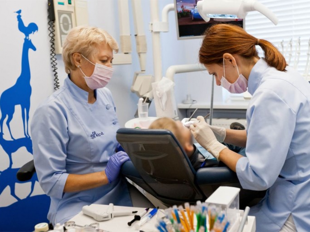 Nepaisant to, kad odontologija tobulėja, keičiasi įranga ir gydymo metodai dantų gydymo baimė pasaulyje tik auga. Todėl ir Lietuvoje odontologai, siekiantys dirbti su vaikais pacientais, kuria jiems pritaikytą atpalaiduojančią aplinką: spalvoti interjerai, įvairūs žaislai ir žaidimų zonos, vaikams padeda užsimiršti filmukų demonstravimas.