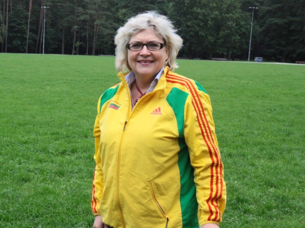 Šiemet viena geriausių Lietuvos kūno kultūros mokytojų pripažinta doc. dr. Jūratė Armonienė įsitikinusi, kad jei kūno kultūros mokytojas nori sudominti moksleivį sportuoti, pats turi atrodyti kaip sportininkas vilkėti išskirtinę sportinę aprangą, turėti chronometrą, švilpuką, avėti gražią sportinę avalynę. 