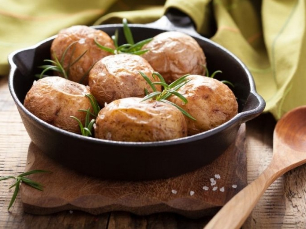 Dvigubai daugiau vitamino išlieka bulves verdant su lupenomis ar garuose. Taip pat šiam vitaminui išsaugoti daržoves patariama dėti tik jau į verdantį vandenį. Kepant bulves vitaminas C žūsta.