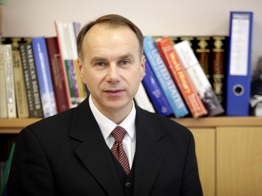 „Dažnai ši šventė didesnė mokiniams, o ne mokytojams, nes Mokytojo diena asocijuojasi su nevykstančiomis pamokomis. Kaip minėti šią dieną, pasirenka mokykla. Visos profesinės šventės man asocijuojasi su sovietmečiu, nes tuo metu tai buvo madinga minėti. Daugeliui mokytoju būti tą dieną mokykloje tampa iššūkiu – atsiranda neįprastos veiklos, kartais tam reikia didesnių pastangų negu įprastą darbo dieną“, - Vilniaus licėjaus direktorius Saulius Jurkevičius.