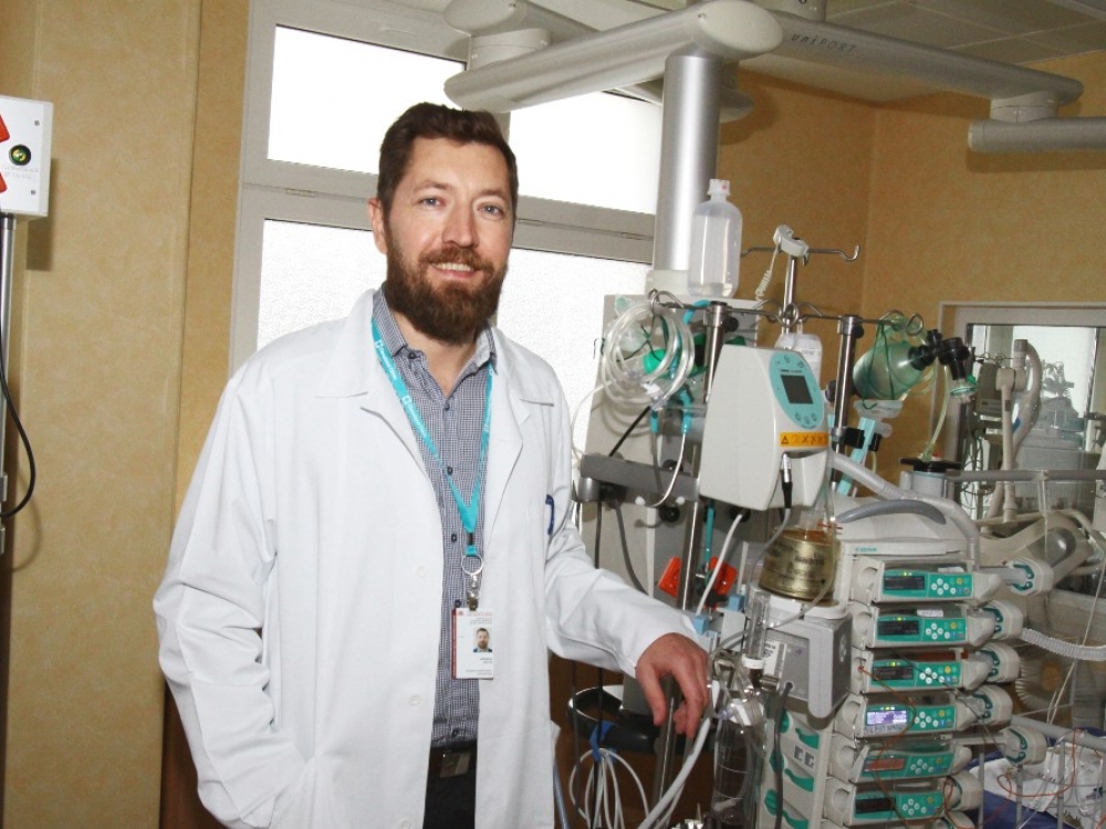 „Mirtis – didžiausias sukrėtimas mūsų darbe. Pacientui kartu su komanda stengiesi padėti maksimaliai. Nors tai ir būna standartinės situacijos, reikalaujančios konkrečių veiksmų, visada nepaliauji svarstyti, ar negalėjai dar daugiau padaryti“, - sako VUL Santaros klinikų Vaikų anesteziologijos-reanimacijos ir intensyviosios terapijos skyriaus vedėjas Virginijus Jakutis.
